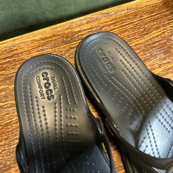 CROCS  women’s black Sarah Hammered Metal Wedge - Picture 3 of 4